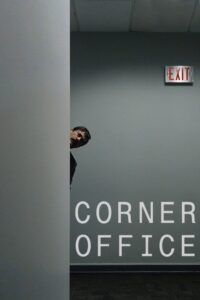 Corner Office 1080p Dual Latino